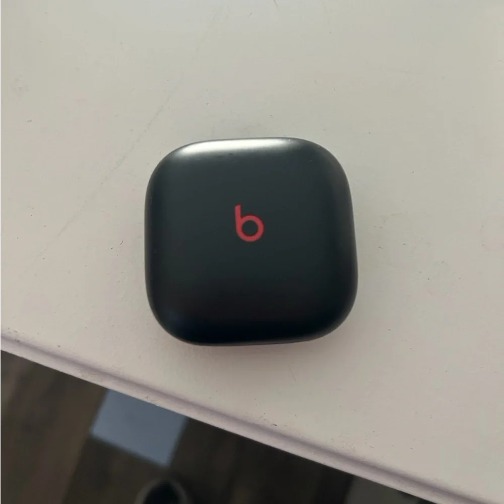 Red/black beats - Picture 1 of 2